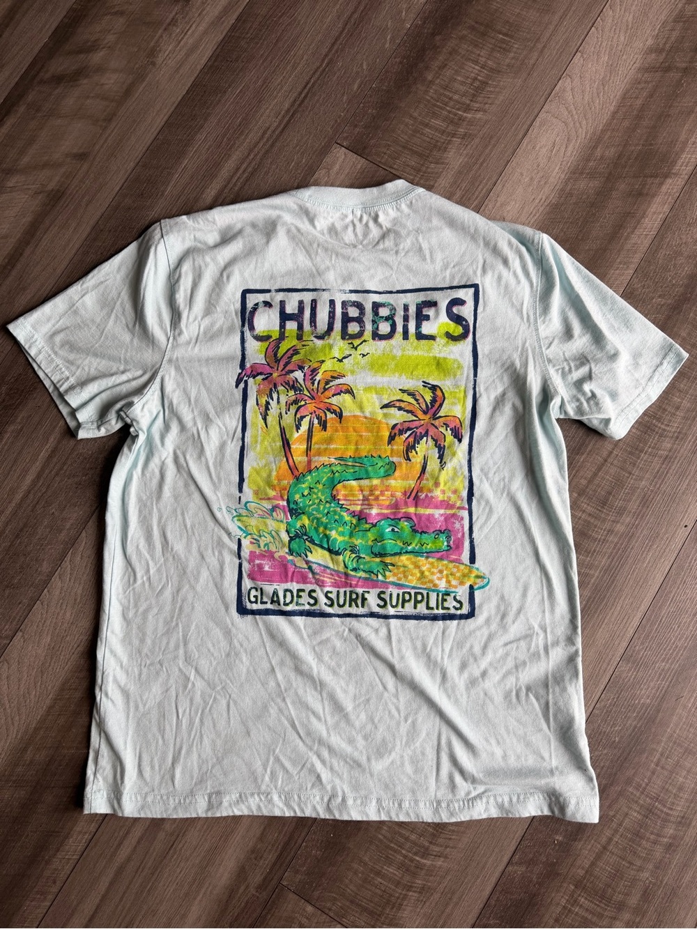 Chubbies Men’s Light Blue Short Sleeve Graphic T-Shirt Glades Surf Supplies Sz S